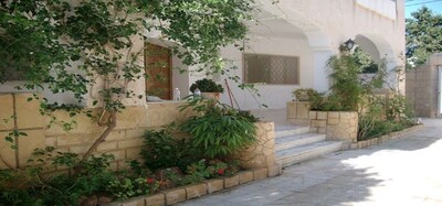 ground floor with garden 3 mins from the beach