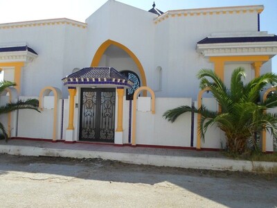 Av une magnifique villa située à Menzel Bouzelfa