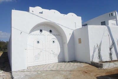 villa sur deux niveaux avec piscine et jardin