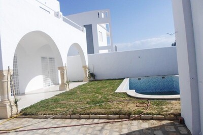 superbe villa sur deux étages avec un piscine
