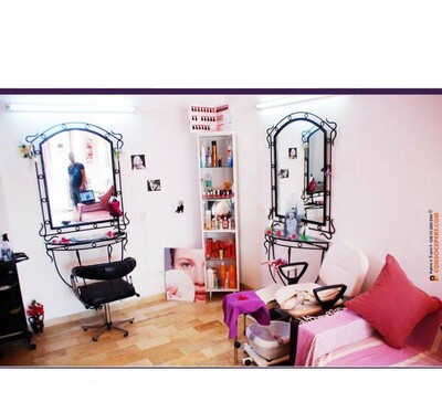 Av Centre de coiffeur et esthétique dans un zone touristique