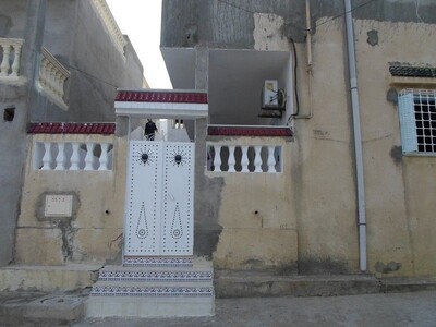 Av une trés belle maison sur 2 niveaux situé à hammamet nord