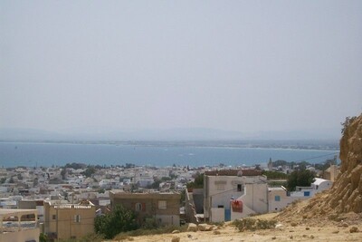 av une grande villa inachevée avec piscine à Hammamet Nord
