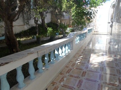 villa sur 2 niveaux avec jardin richement meublé