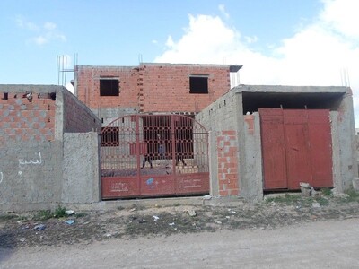 AV maison inachevée avec trois garage