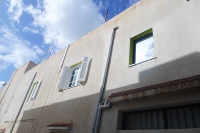 av 2 studios avec un local commercial et garage kt