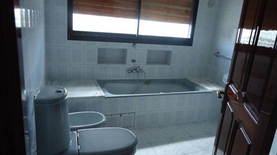 un grand étage du villa à khzema Est