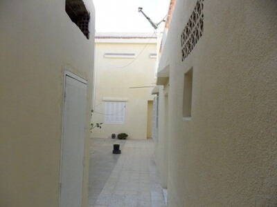 2 Etages de Villa + 1 Studio + 2 Locaux Commerciaux