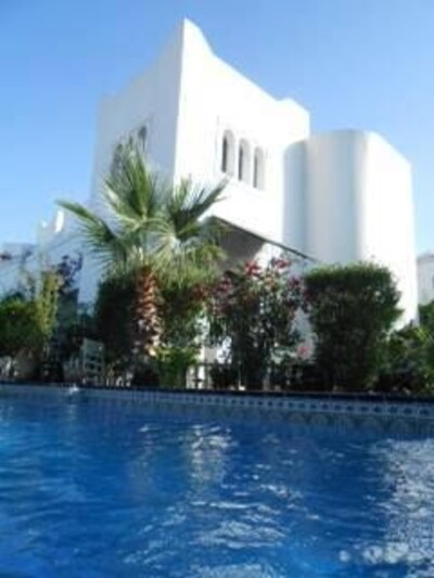 JOLIE VILLA AVEC PISCINE A RAS JBEL