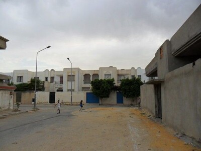 Un Terrain de 500 m2 + 2 Appartements incompletes