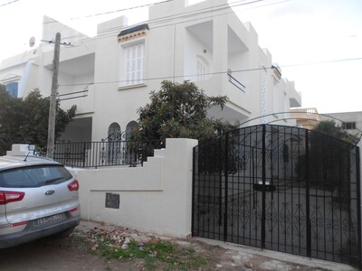 une vaste villa avec deux appts située dans un quartier chic