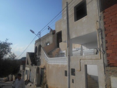 AV une belle maison avec étage inachevée aux alentours hammamet