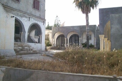 grande villa inachevée avec piscine kt