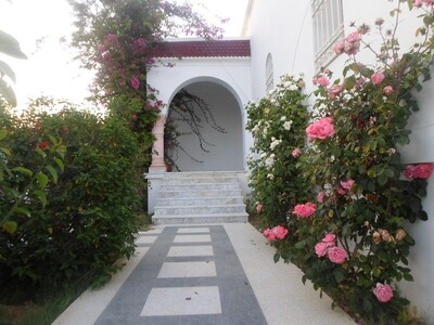 villa haut standing avec jardin gazonnée ktt