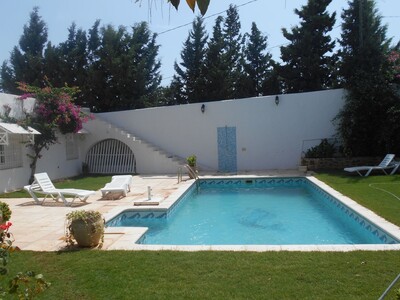 une magnifique villa avec beau jardin et piscine ktt