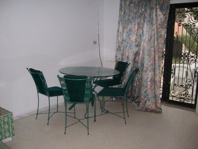 un appartement modestement meublé