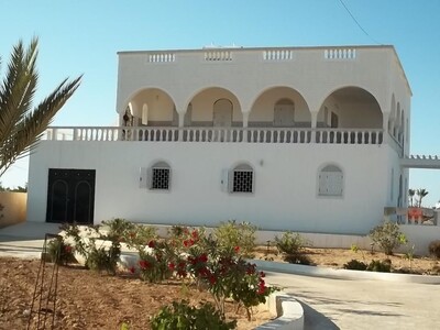 Sell Villa djerba 800 m from the sea on land of 3100 m 2