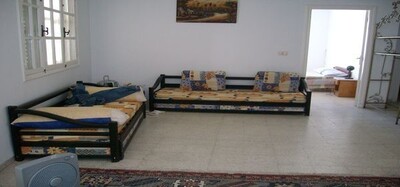 un grand appartement modestement meublé à kantaoui à 50 m de mer
