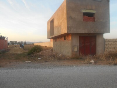 terrain 1000mavec garage et studio inachevée kkk