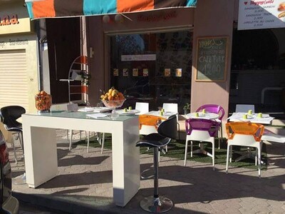 av cafétéria sur la route principale au centre ville hammamet