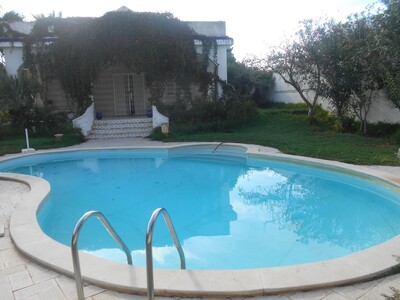 AV villa avec piscine a proximité des hôtels