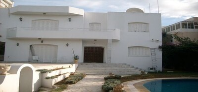 beautiful villa with swimming pool and close to the sea