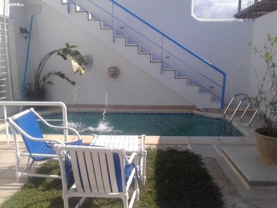 une villa neuve et chic avec une piscine