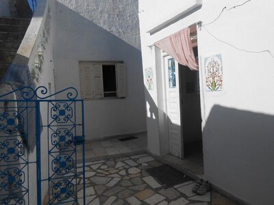 Av une maison de style arabe sur 110m avec un studio sur 80m