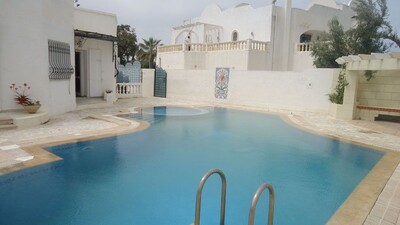 villa de 883 m 2 avec piscine