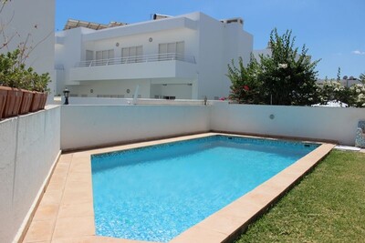 villa avc piscine à 2 pats de la mer titre bleu