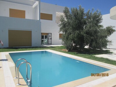 villa avec piscine à chat meriem