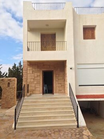 villa titre bleu avec terrain 5000m premiere position de la route