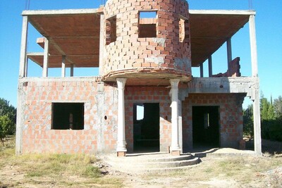 Unfinished villa on a plot of 1 hectare