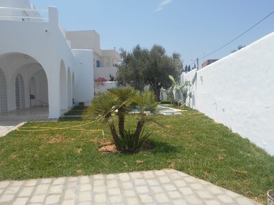 AV une villa sur deux niveaux sise à hammamet S
