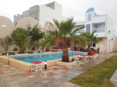 belle villa sur deux niveaux avec piscine k