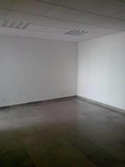 Bureau de 100 m au lac