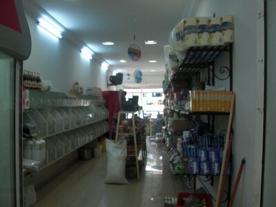 Local commercial dans un quartier populaire