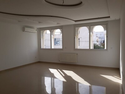 étage de villa standing à khzema est