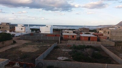 un terrain a vendre situé à plage d ' Elhaouaria