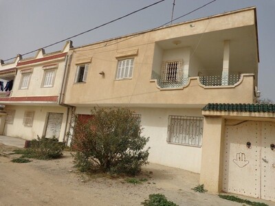vendre un villa sur 2 niveaux et maison arabe zone calme EM