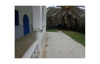 un bungalow à vendre située à nabeul pied à la plage EM