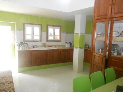 maison et 2 appartement a vendre dans une zone redisentille