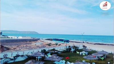 أرض على البحر