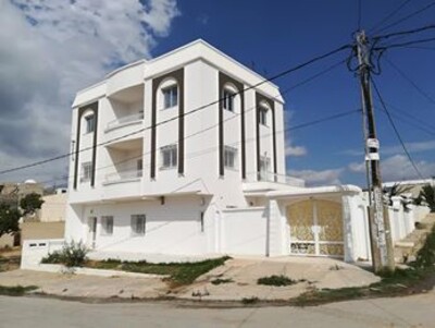 a l une immeuble à kharouba usuage école privée ou garderie M