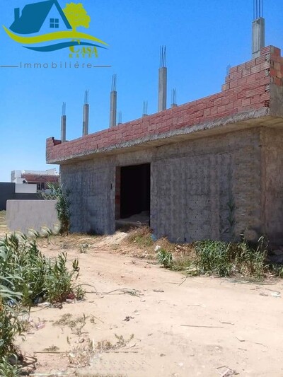 maison inachevée ouvert à deux façades