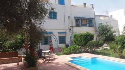 Rez de chaussé de villa avec piscine et jardin