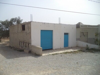 av 2 garages sur la route à hammamet sud