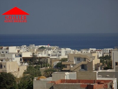une maison sur trois niveaux vue sur mer t