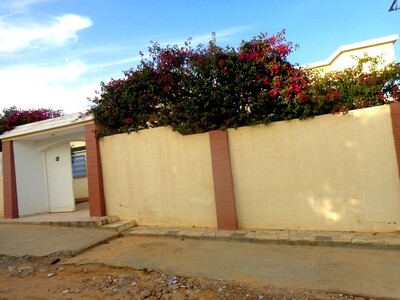 spacieuse villa avec piscine
