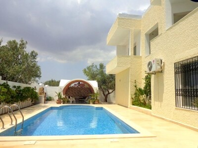 villa spacieuse avec piscine 575m